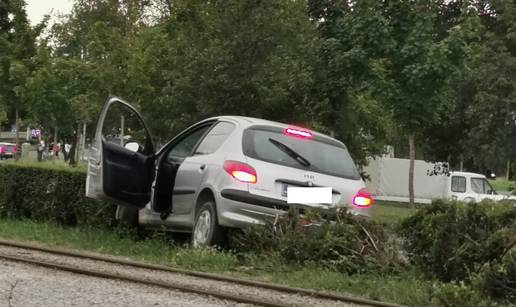 Izgubio kontrolu nad vozilom pa skoro završio na tračnicama