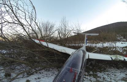 Prisilno sletjeli u grmlje, avion uništen, ali nitko nije ozlijeđen