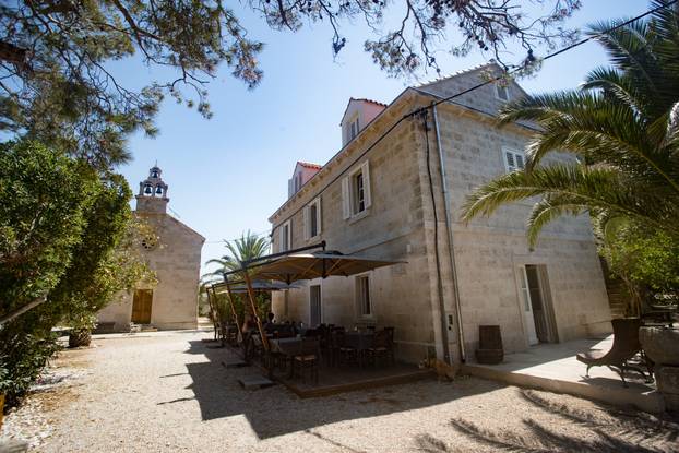 Arts Club na otoku Vrniku kraj Korčule