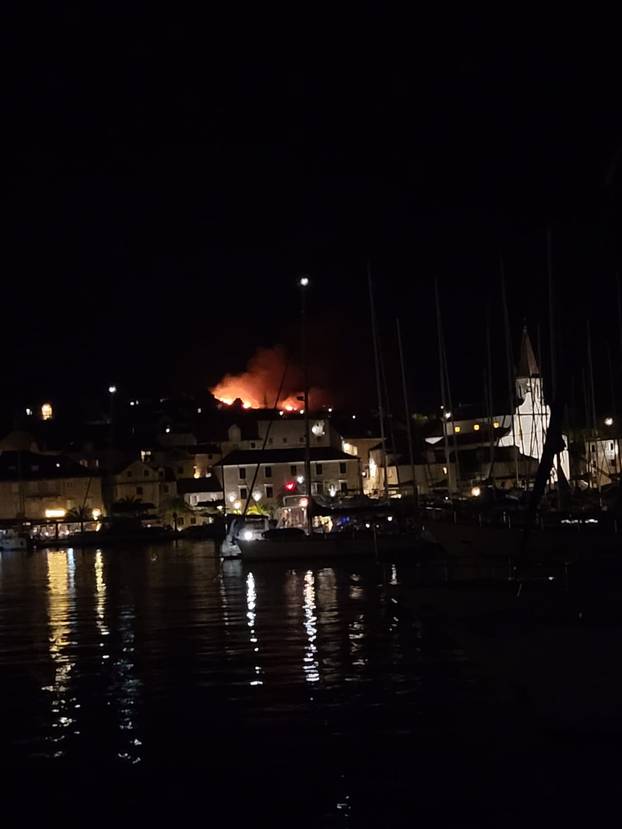 FOTO Pogledajte strašnu buktinju s Brača: Vatrogasci su se s požarom borili cijelu noć