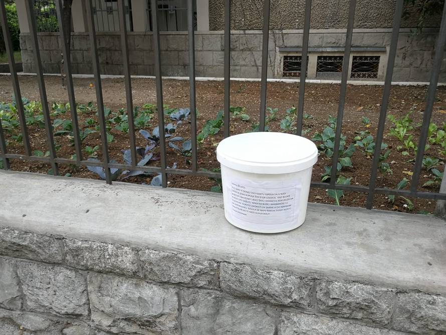 Kerumu su ispred vile ostavili upute kako nakiseliti kupus...