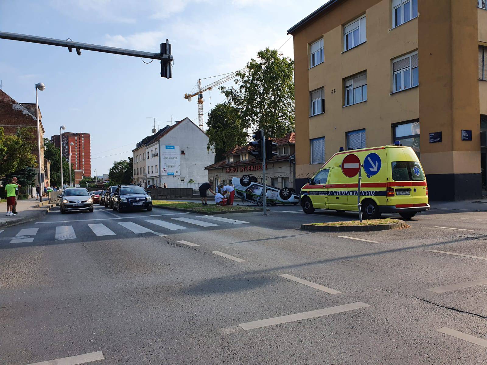 Prometna nesreća u Zagrebu: Taksi se prevrnuo na krov