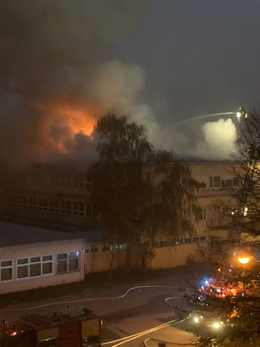 VIDEO Osnovna škola u Zagrebu gorjela više od dva sata, jedan vatrogasac je lakše ozlijeđen