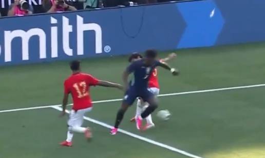 VIDEO Svjetsko prvenstvo nije ni po&ccaron;elo, a suci su ve&cacute; tema! Pogledajte sporni pad Viniciusa