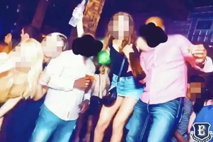 Žena se odmah razvela od muža zbog jednog detalja na fotki iz noćnog kluba. Vidite li ga i vi?