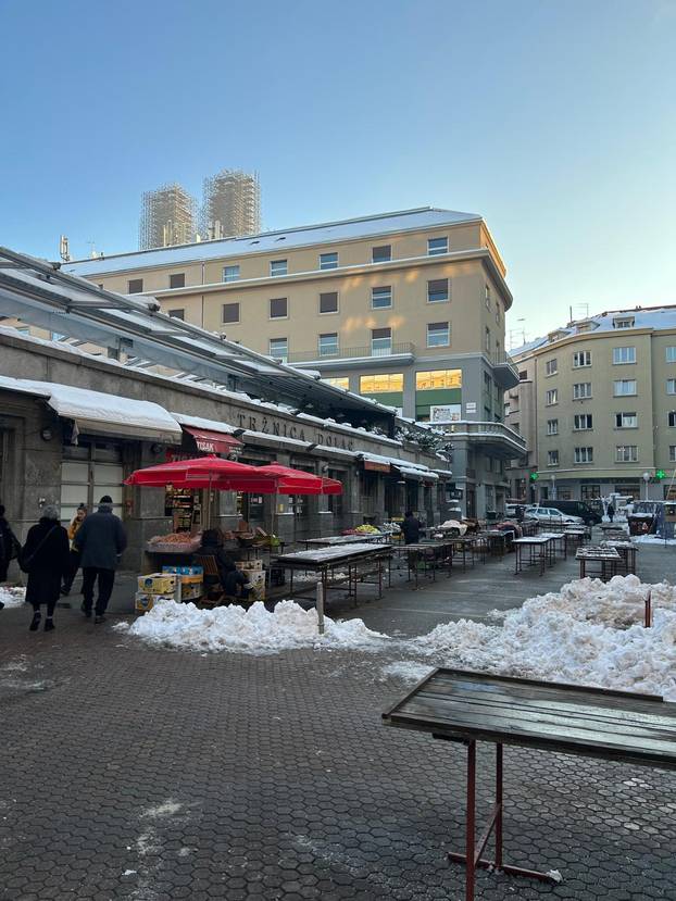 FOTO Hladno jutro u metropoli: Zubato sunce na -14 °C, radnici čiste snijeg, tek par prodavača..