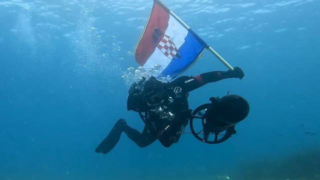 Snimka od koje ćete se naježiti: Zaronio s hrvatskom zastavom u čast poginulim braniteljima