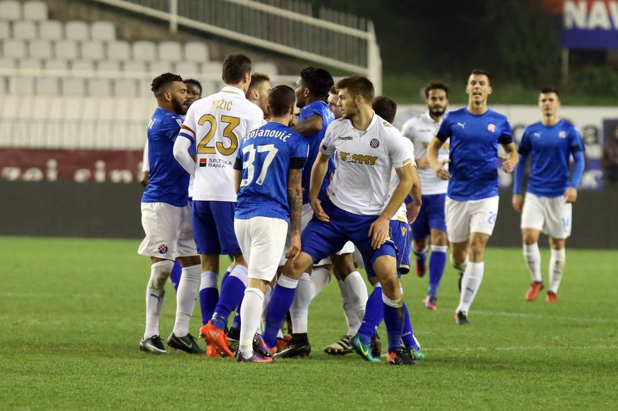 Hajdukov stoper zaletio se na suca, spriječili su ga suigrači!