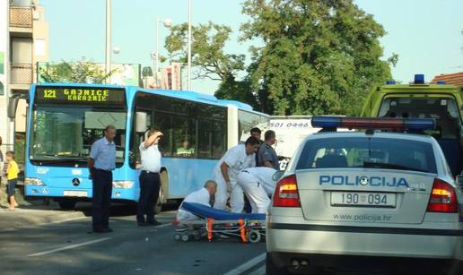 Motociklom udario u auto pa je odletio preko krova