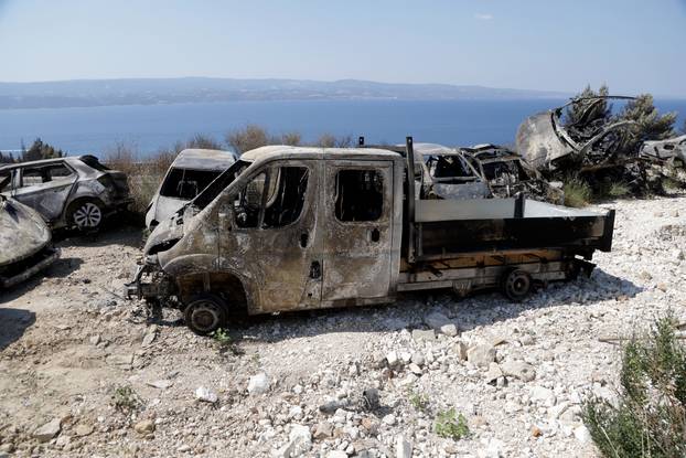 Omiš: Veliki broj izgorenih automobila u požaru