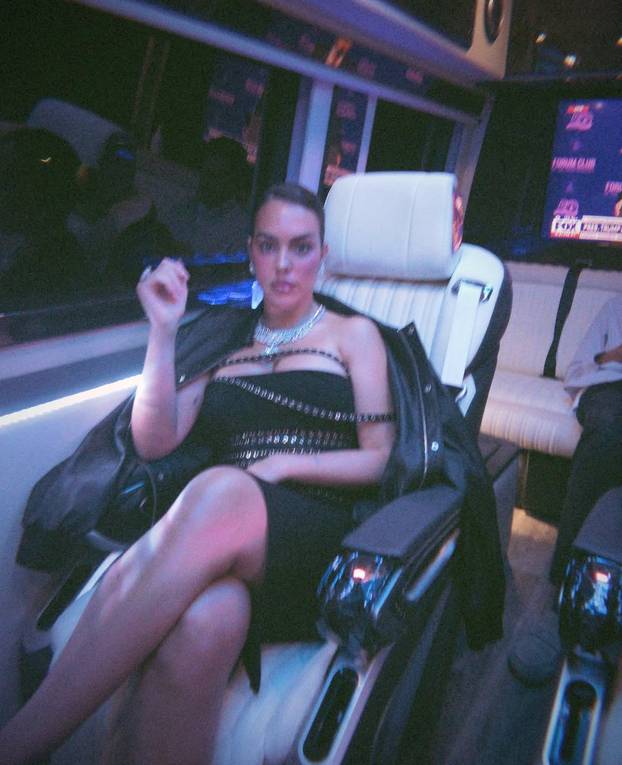 Ronaldova Georgina izbacila grudi pa ih obuzdavala remenom i slasno jela pizzu
