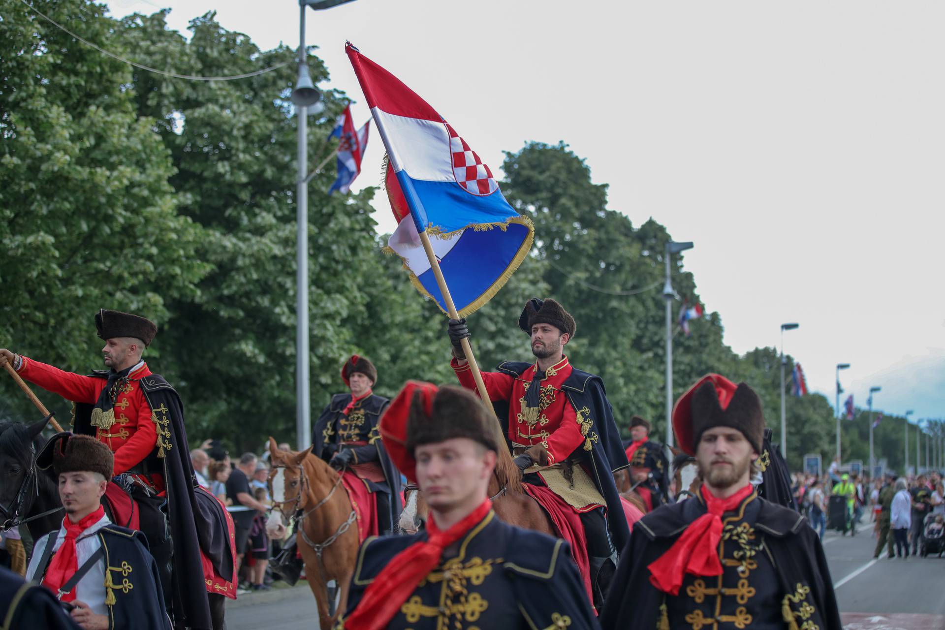 Zagreb: Dan državnosti obilježen pokaznim vježbama Hrvatske vojske i policije te prigodnim letačkim programom