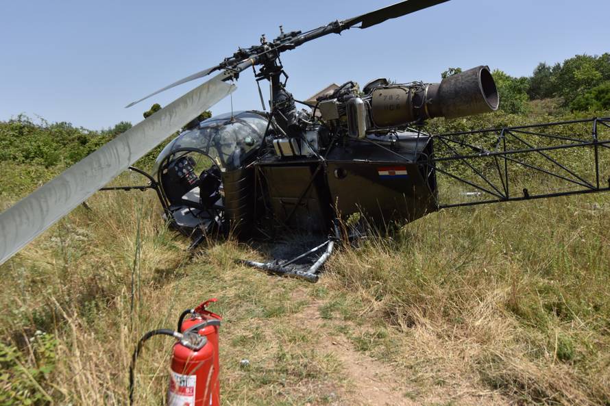 Dijelovi padali s helikoptera, prisebni pilot spasio putnike