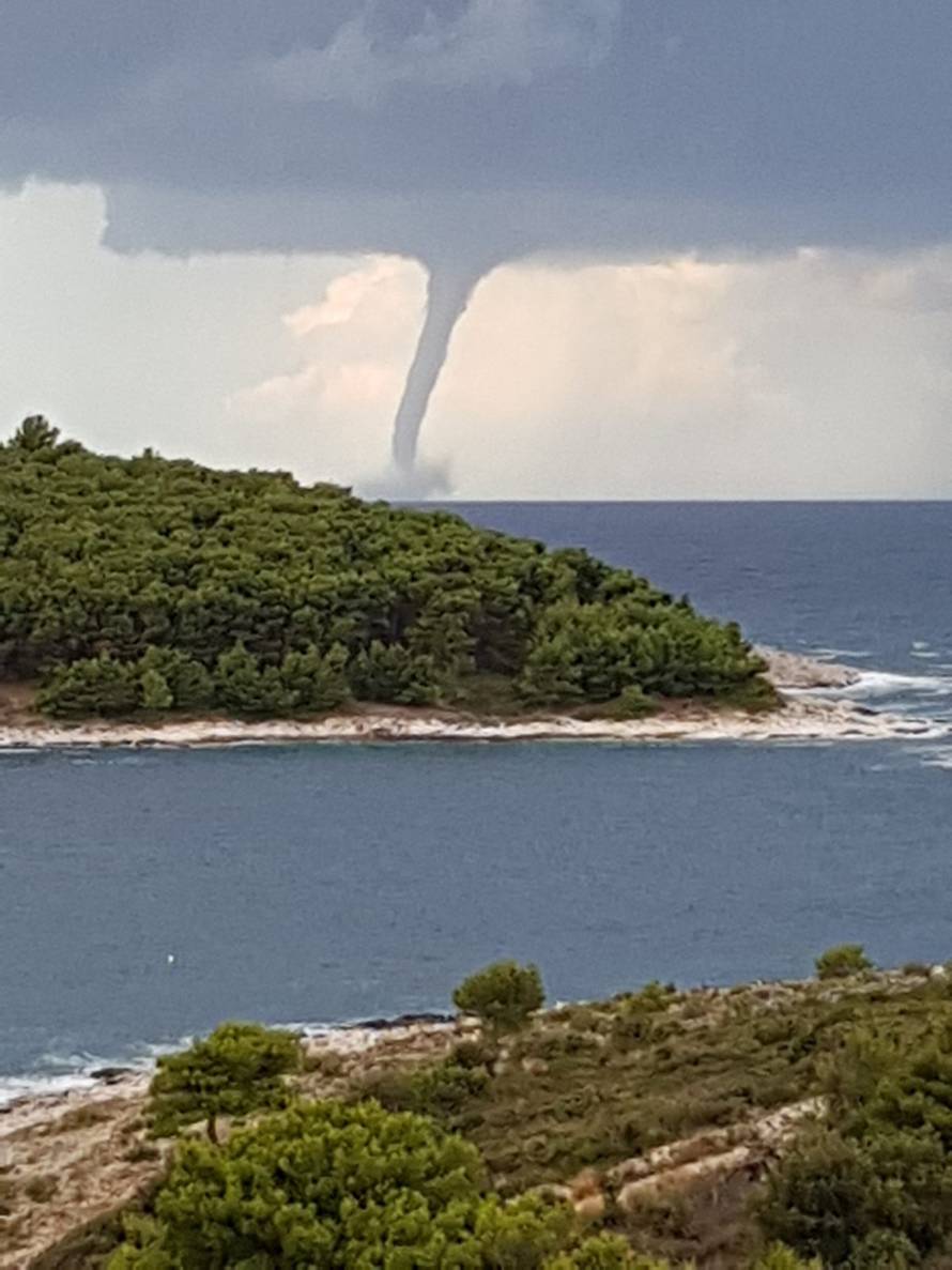 Tuča zabijelila dijelove Splita i Šibenika, pijavice u Primoštenu