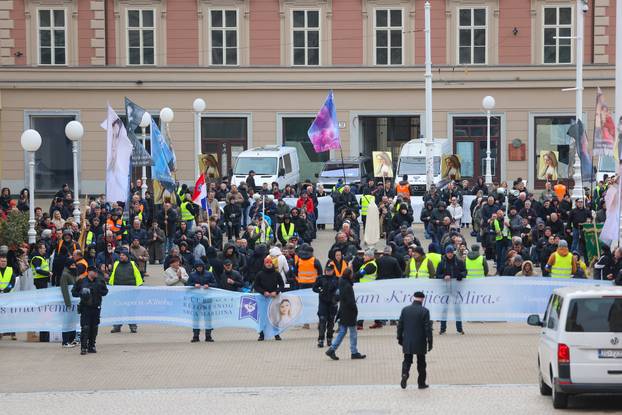 Zagreb: Interventna policija osigurava molitelje na glavnom Trgu