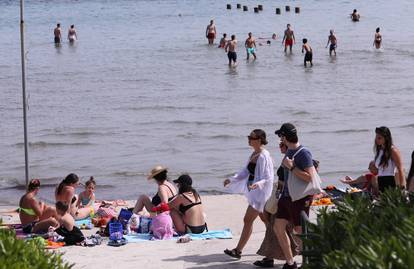 Split: Lijepo vrijeme mnogi koriste na uživanje na plaži