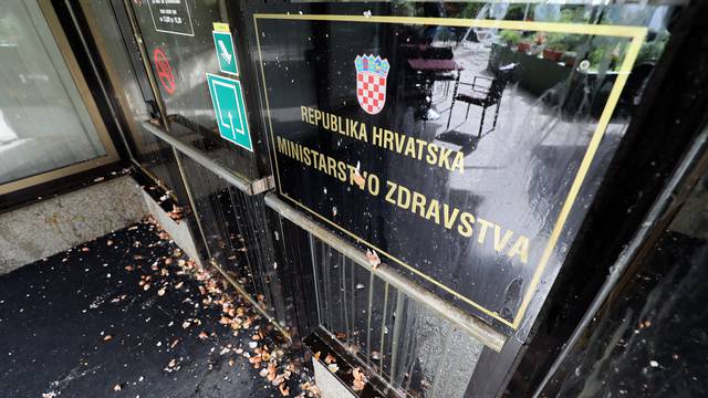 Zagreb: Nepoznati aktivisti jajima zasuli ulaz u Ministarstvo zdravstva