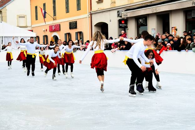 Na otvorenju klizališta u Bjelovaru glavna atrakcija bili su zagrebački klizači i bjelovarski hokejaši