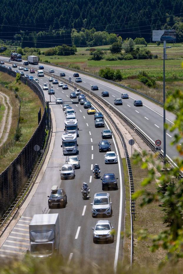 Otočac: Nastala kolona zbog prometne nesreće u tunelu Brezik u smjeru Zagreba