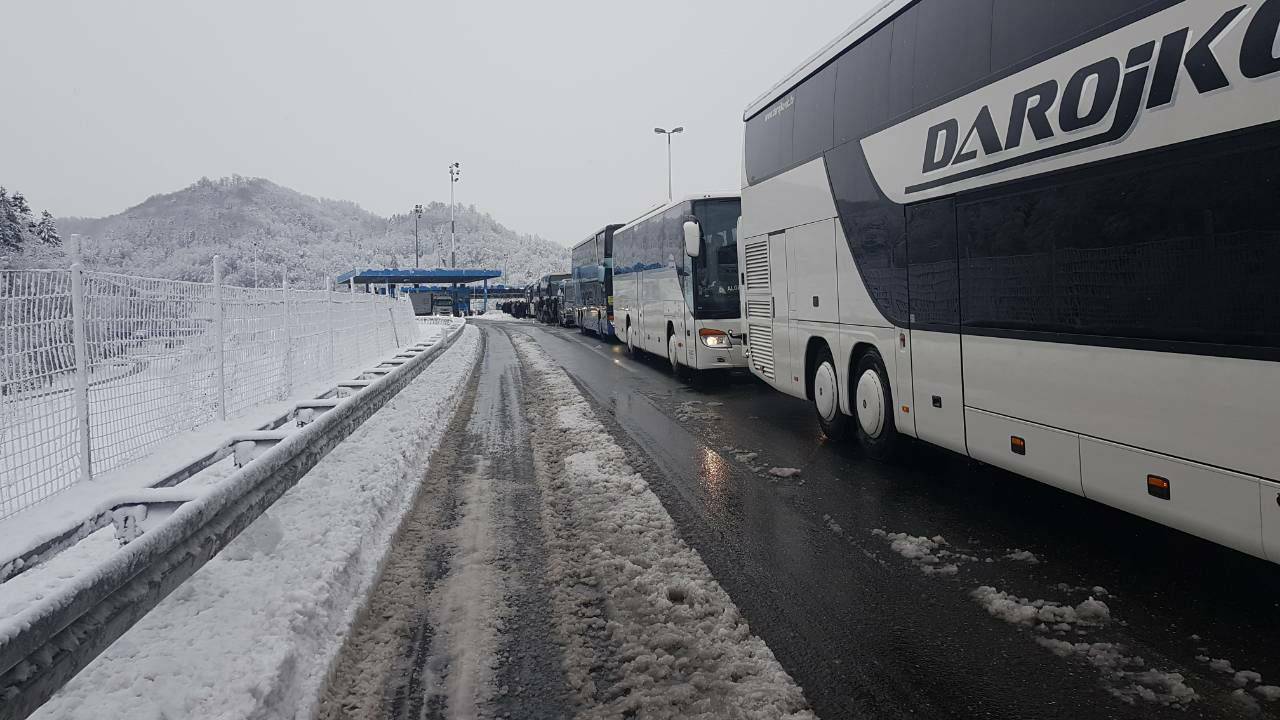 Kaos na Maclju: Satima u busu čekali da prijeđu preko granice