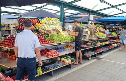 Grožđe 50, češnjak 100 kuna: Rovinjska tržnica najskuplja u državi, ali to ne smeta turistima