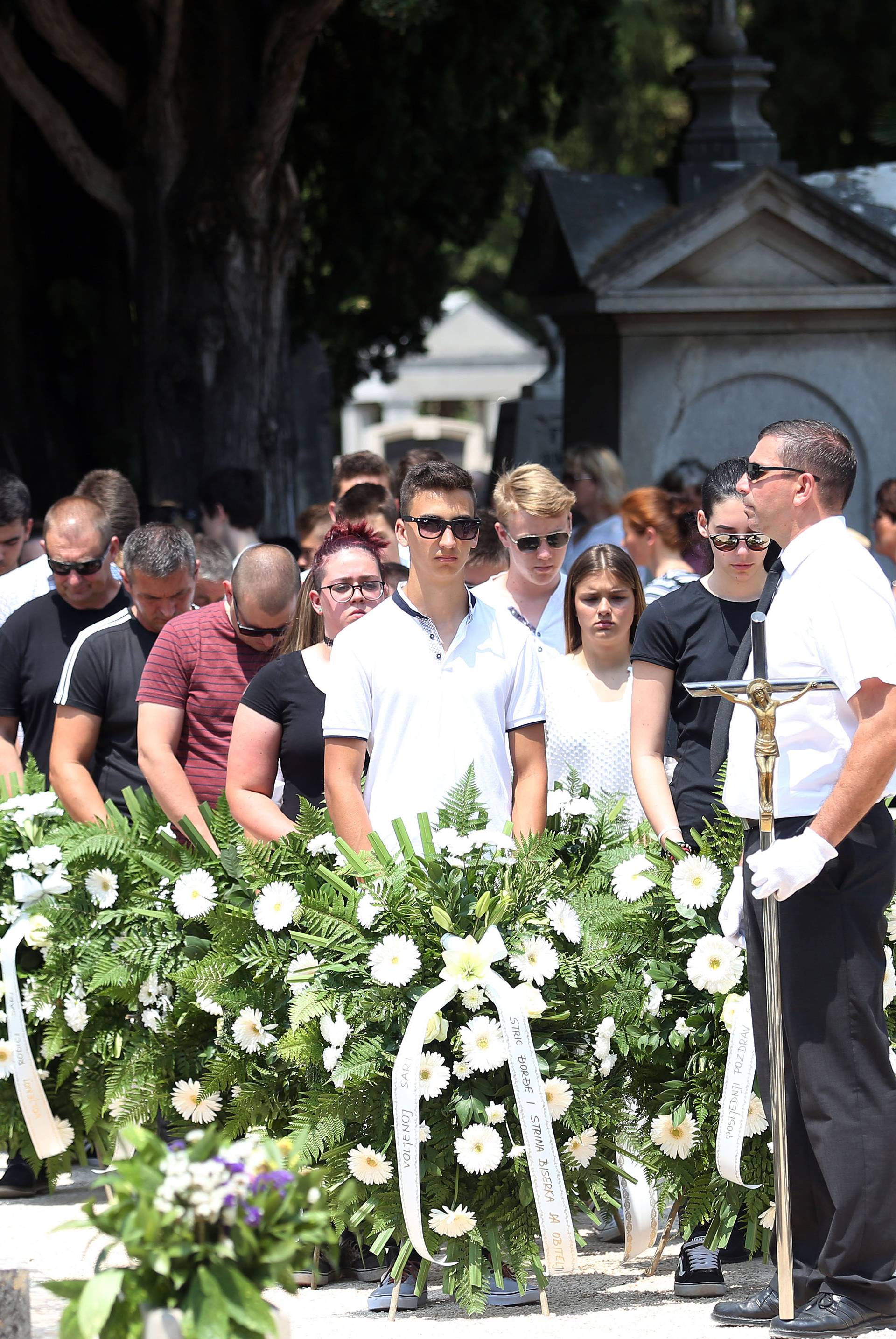 Od Sare se oprostila shrvana obitelj, prijatelji i sugrađani...