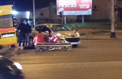 Mladića udario auto dok je pretrčavao cestu na crveno 