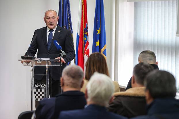 Zagreb: Ministar Tomo Medved uručio je braniteljske zahvalnice postrojbama iz Domovinskog rata