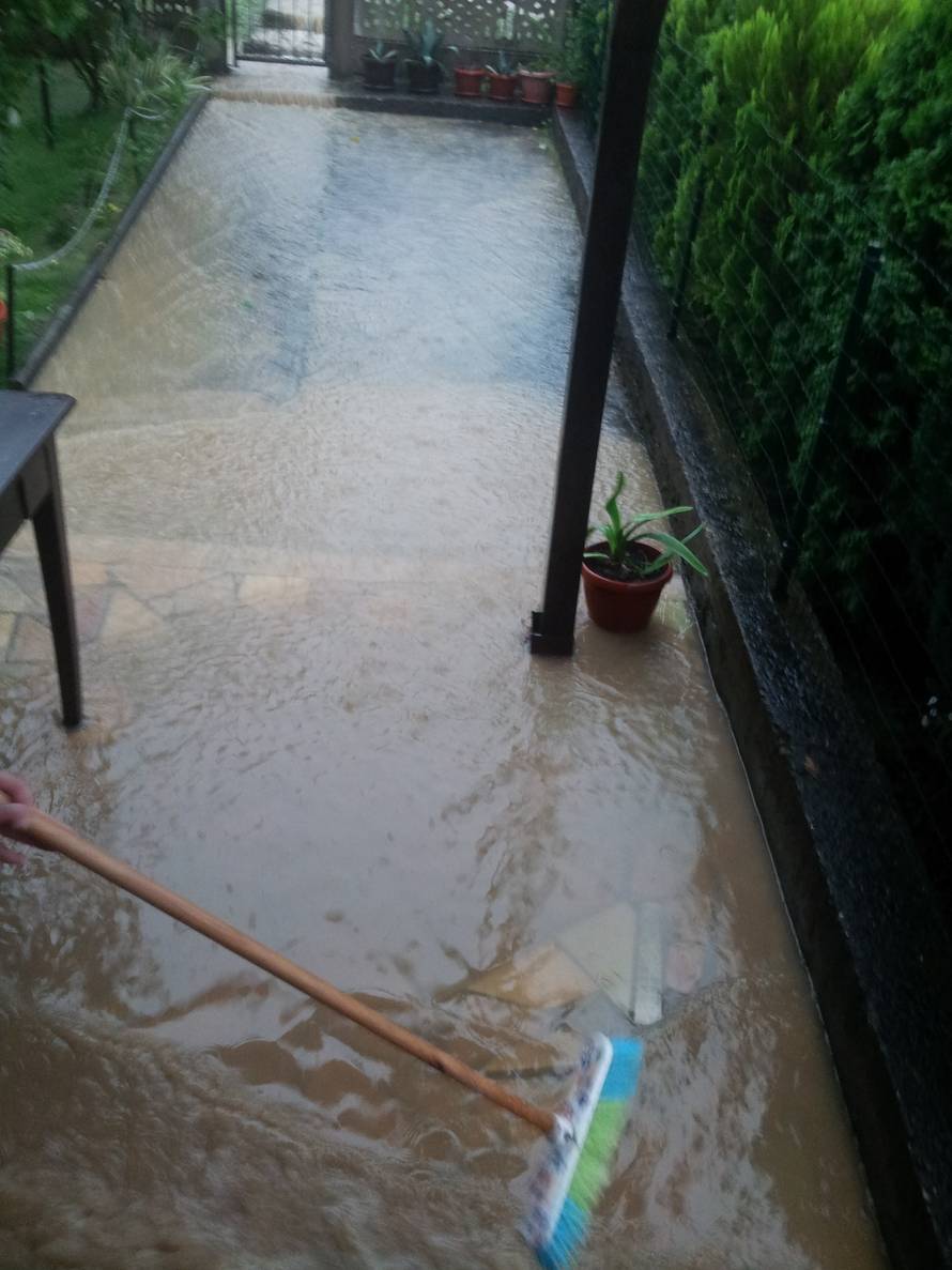 Nevrijeme rušilo stabla, nosilo krovove, kiša poplavila ulice