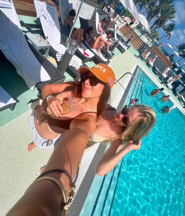 FOTO Kritizirali je zbog grudi. Povukla se, vratila pa rasturila