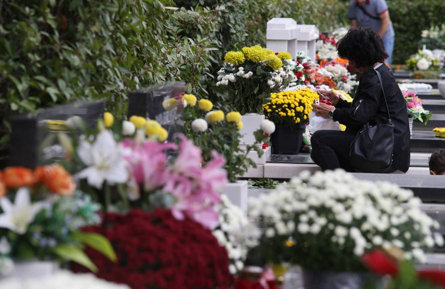 Split: GraÄani obilaze groblja najmilijih na Lovrincu