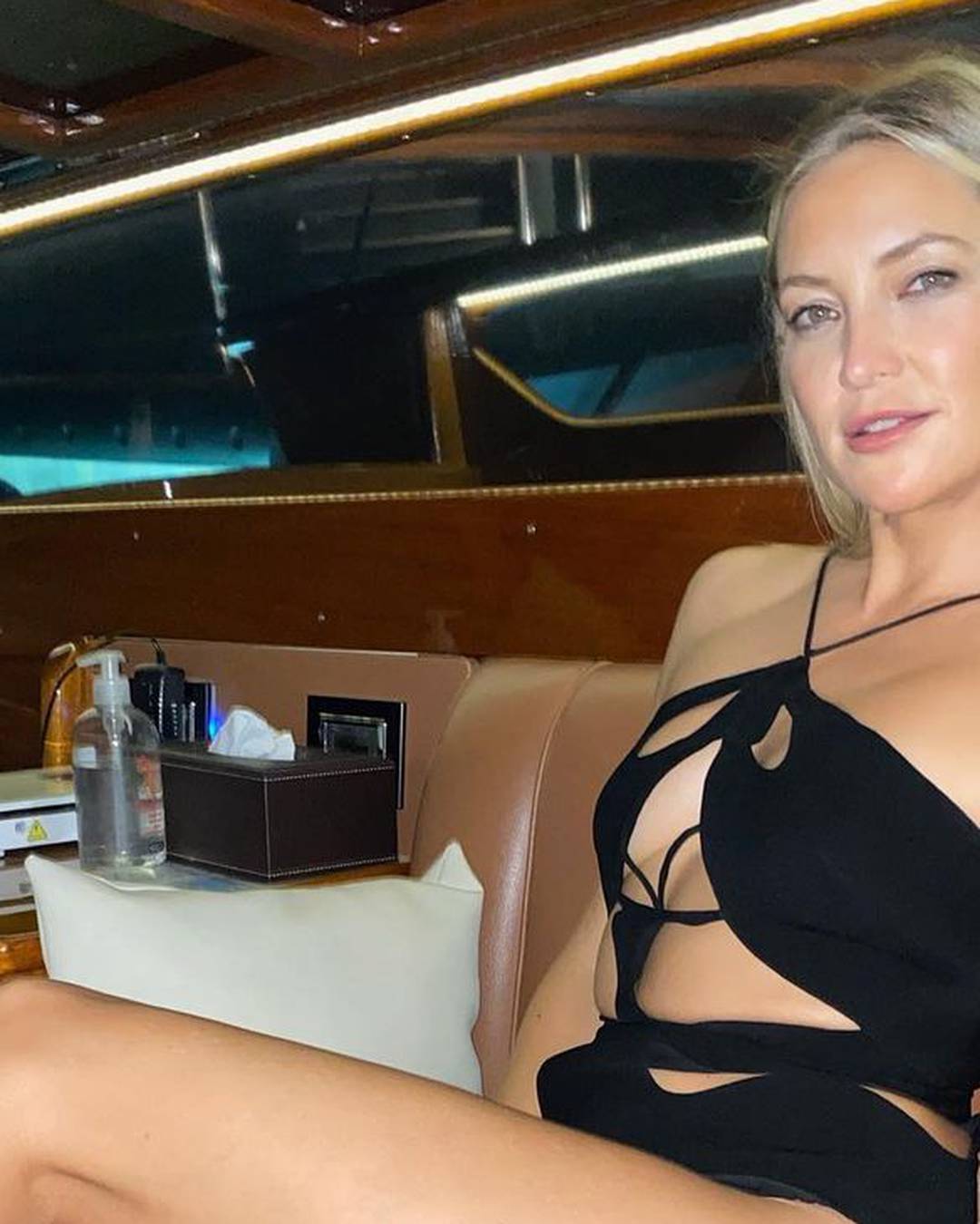 Kate Hudson pozirala u bikiniju i prekrila grudi knjigom: 'Obuci se, majka si. Kako te nije sram'