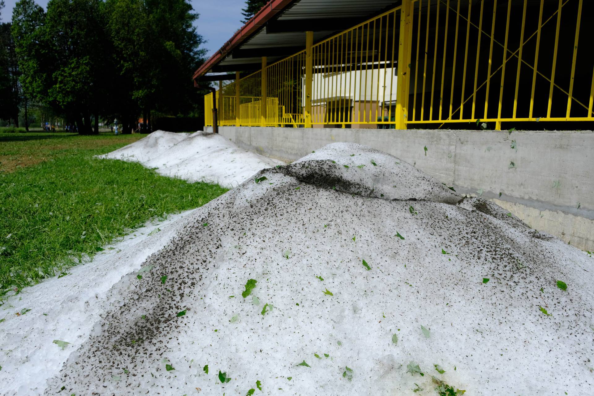 Klanjec/Kumrovec: Dan nakon strašnog nevremena tuča je i dalje vidljiva na livadama i prometnicama