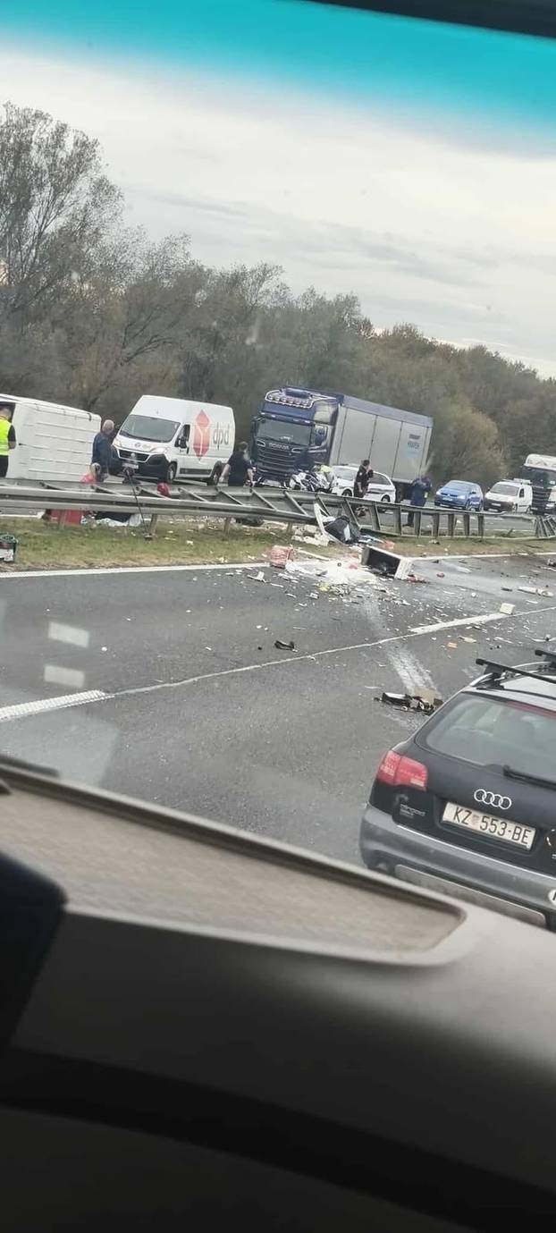 FOTO UŽASA Kamion se zabio u ogradu na A4 i prevrnuo se!