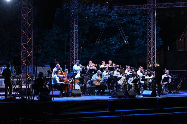 Zagreb Classic Open Air: Jazz orkestar HRT-a nastupio pod ravnanjem Mirona Hausera