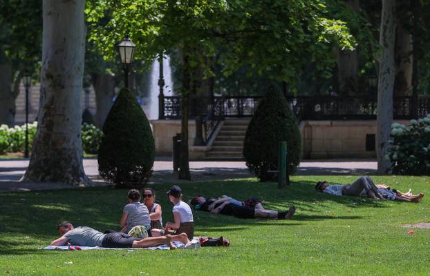 Zagreb: Centar grada tijekom blagdana, građani uživaju u hladu Zrinjevca