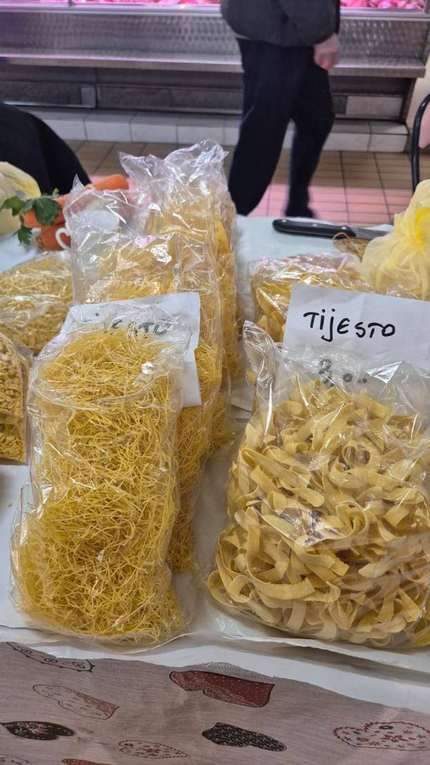 FOTO Pogledajte ponudu tržnice u Osijeku: Kila odojka 4,19 €. A 30 jaja je 6 €. Evo što se isplati