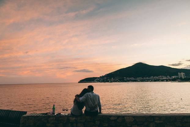 couple drink wine at sunset beach