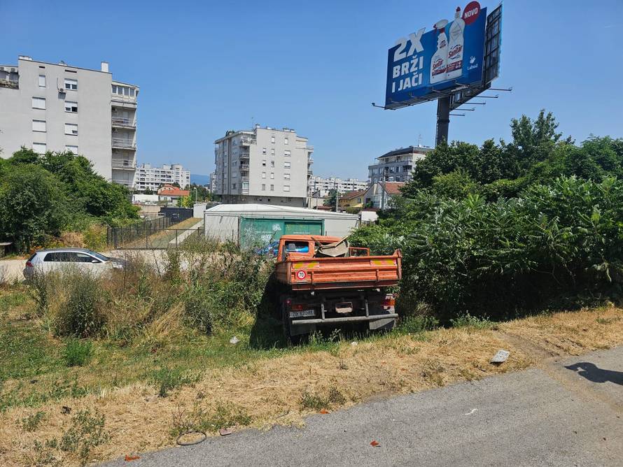 VIDEO Tri skršena vozila u Zagrebu! HGSS-ovac slučajno bio na mjestu sudara i pomagao