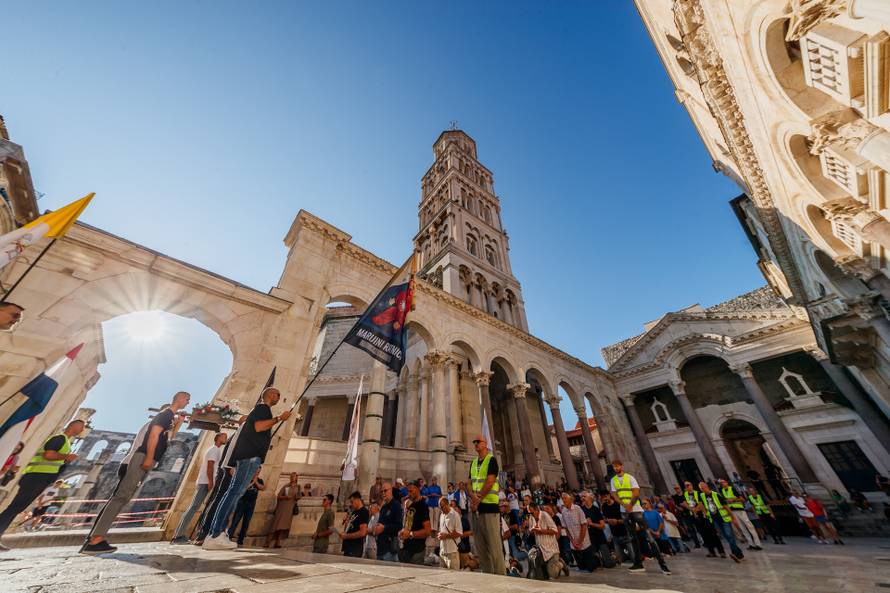 Split: Molitva krunice na Splitskom Peristilu