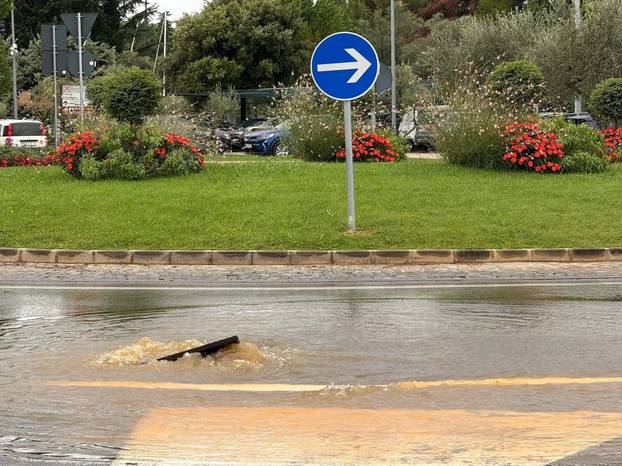 FOTO U dva sata 2000 udara munja! Palo 100 l kiše po m2! Pogledajte šokantne fotografije