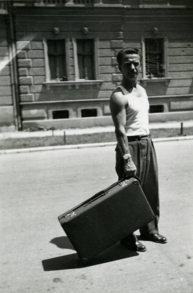 Alfred Krupa sa svojim izumom kofera na kotačiće, 1954
