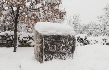 Dalmacija zametena: Snijeg u Zagori, zabijelili se Brač i Šolta