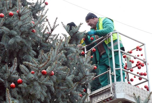 Sisak: Ukrašavanje božićnog drveta u središtu grada