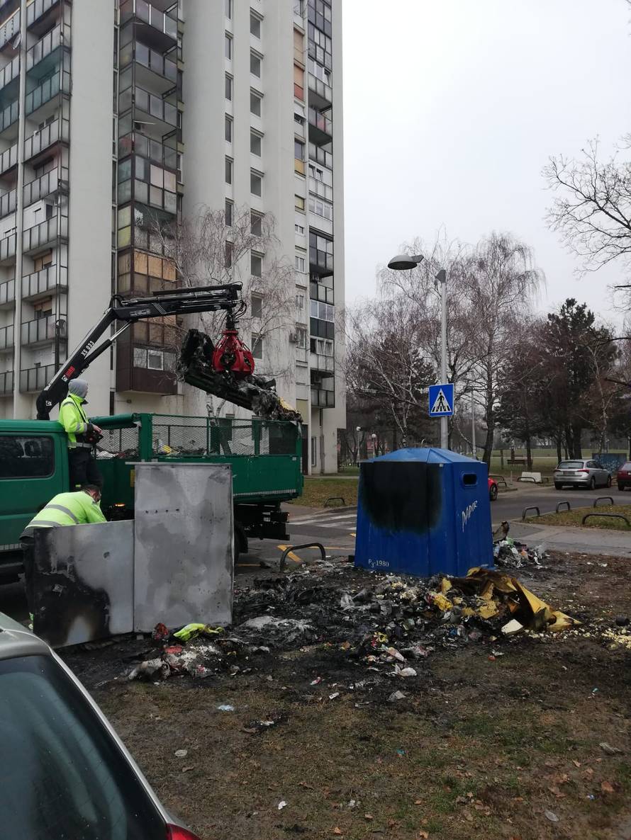 Palili kontejnere u Gajnicama, vatra oštetila četiri automobila