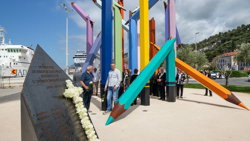 FOTO Hrvatska dobila još jedan tužni spomenik: Evo kome su posvećene ove slomljene olovke