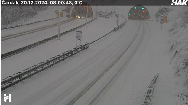 FOTO Ovako izgledaju autoceste jutros, sve pod snijegom. Nema pravca za kamione prema Istri