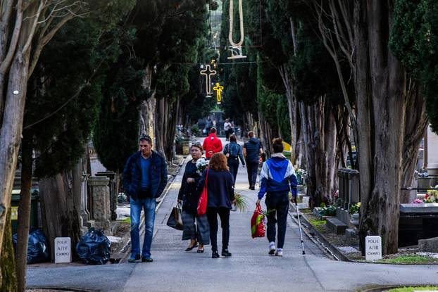 Pula: Obilazak grobova noću uoči blagdana Svih svetih