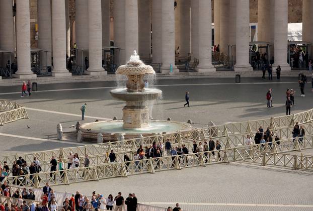 Rim: Brojni vjernici na Trgu sv. Petra čekaju procesiju s tijelom pape Franje