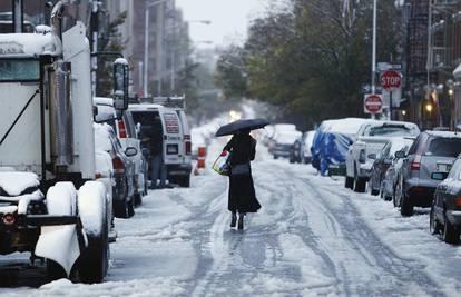 Više od 2 milijuna bez struje, u snježnoj oluji troje poginulih